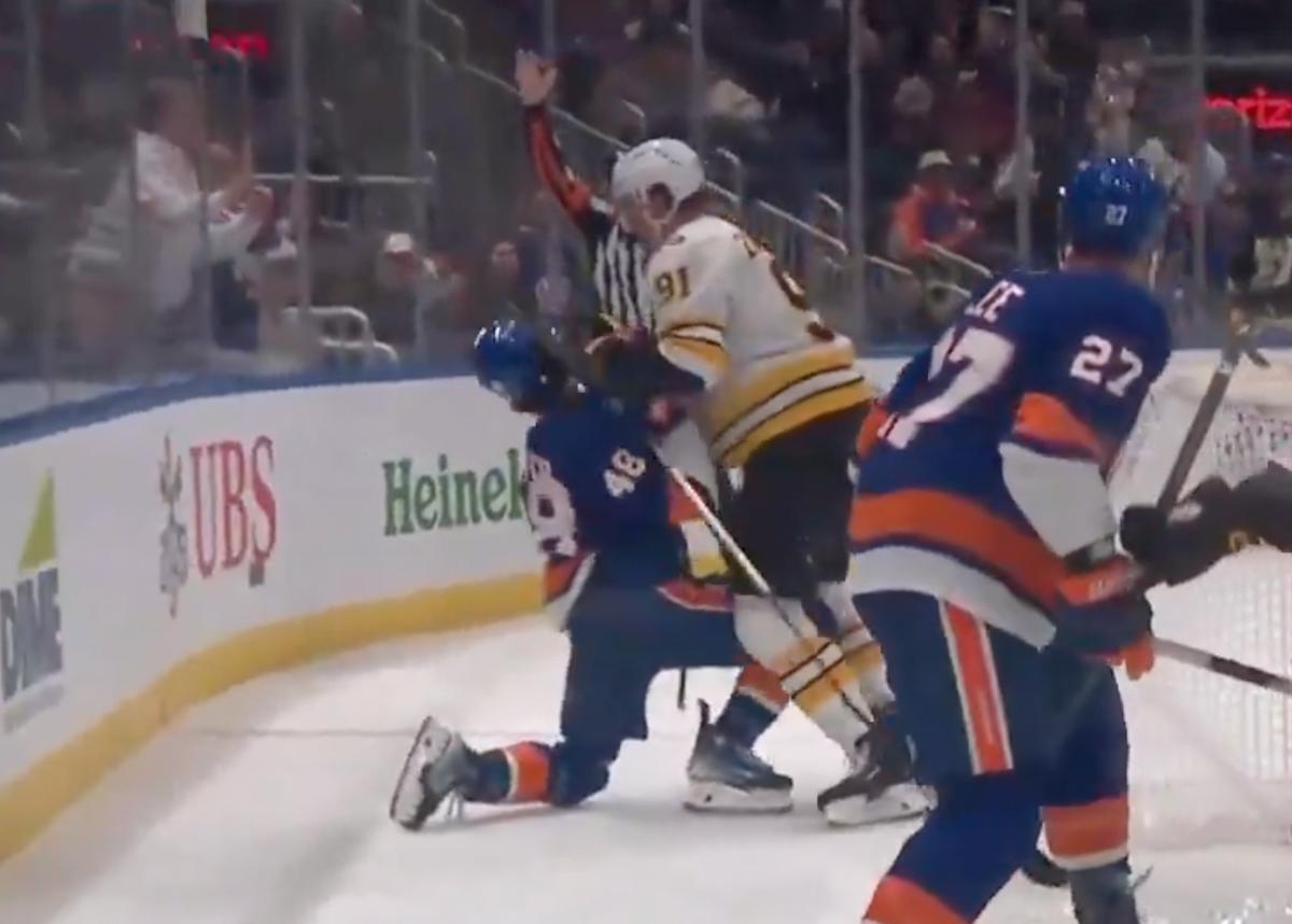 Matthew Schaefer getting hit by Nikita Zadorov 