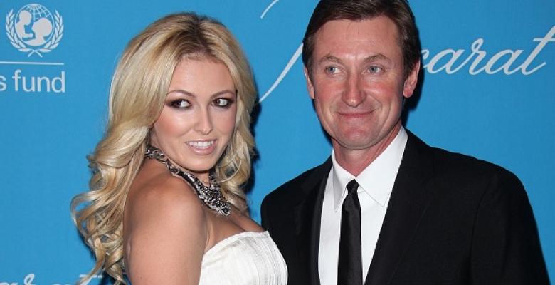 Paulina Gretzky shows off her body 5 months after giving birth.