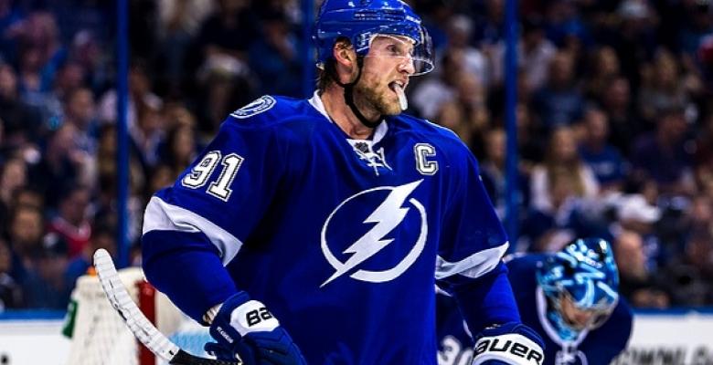 Steven Stamkos destroys Kevin Hayes with a huge hit.