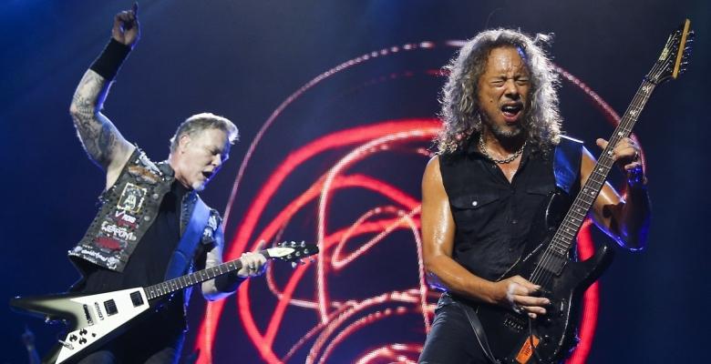 Metallica opens Game 4 with their rendition of Star Spangled Banner.