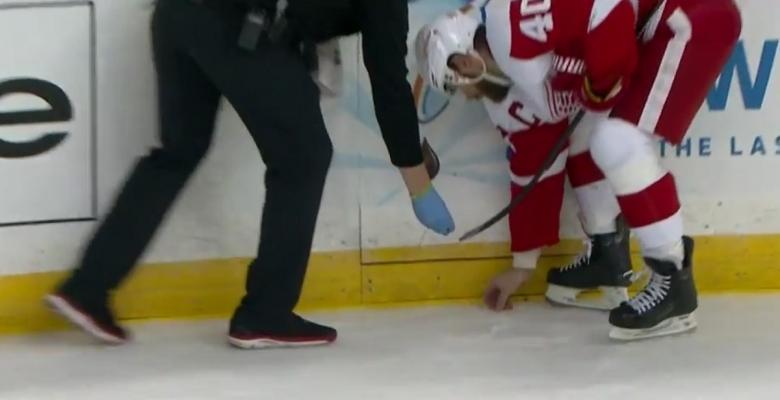 Watch as Henrik Zetterberg picks up Pavel Datsyuk's teeth off the ice.