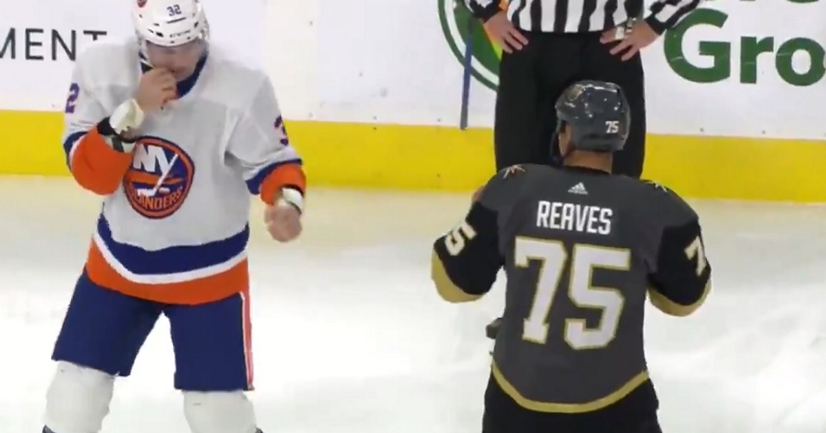 Heavyweights Ryan Raves and Ross Johnston drop the gloves just 3 seconds into the game!