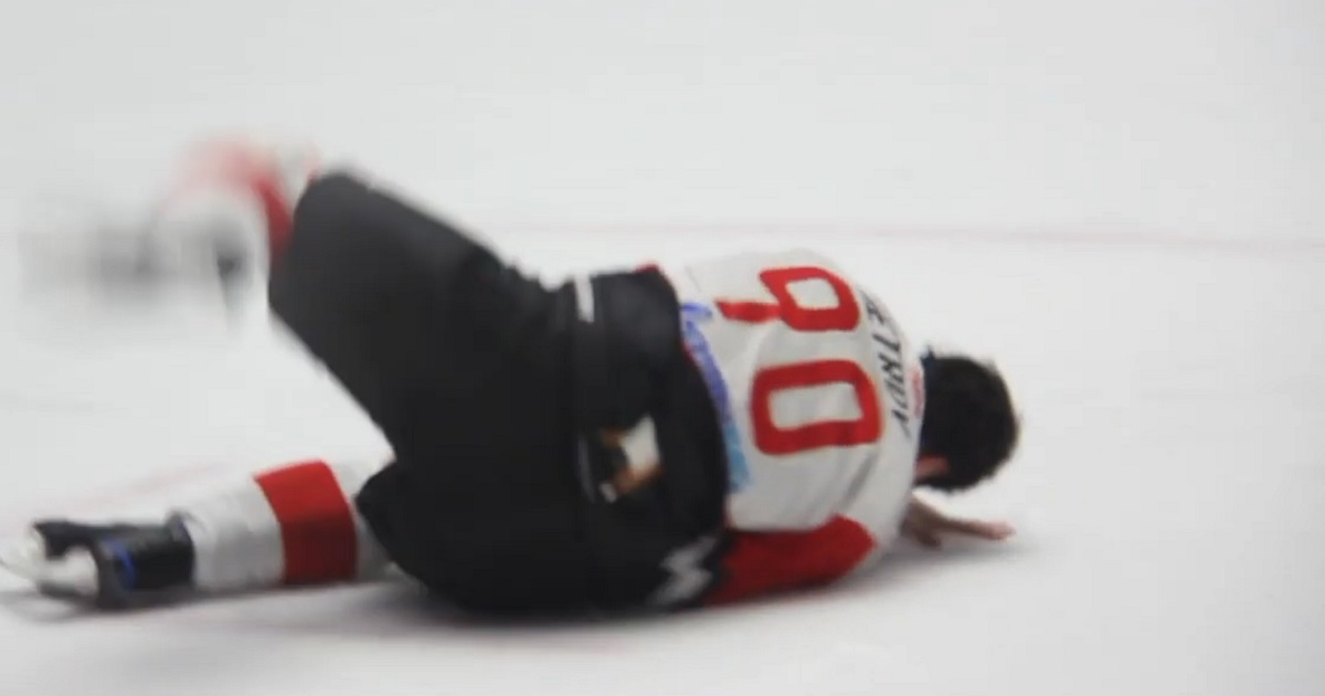 Fight in the KHL ends with brutal one punch knock out.