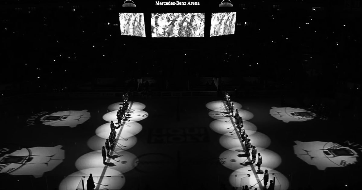Video: The Eisbären Berlin played their first home game after the terror attack on monday.