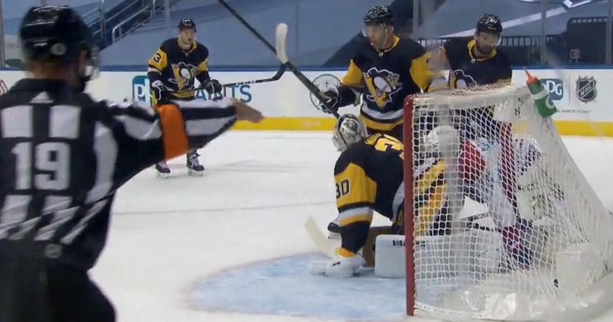 Matt Murray gives up an early goal after getting the start in Game 1.
