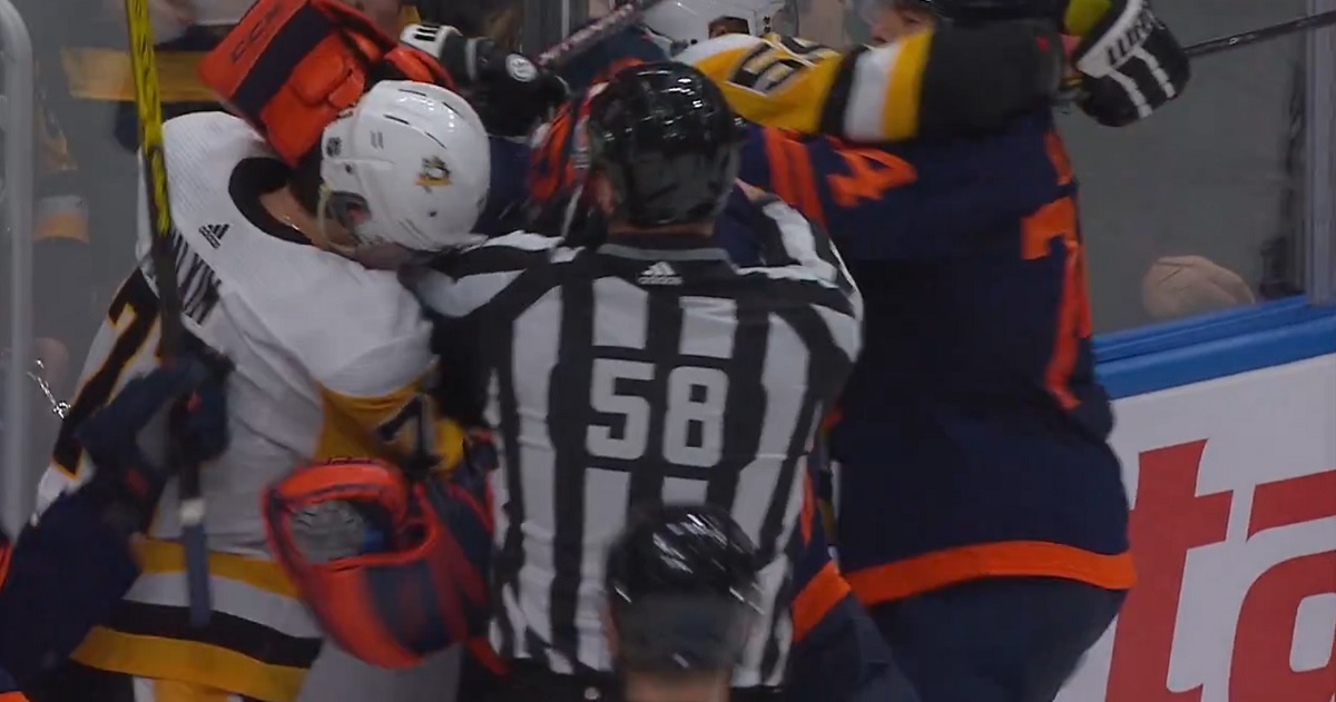 Mike Smith goes after Evgeni Malkin in the final minute of the game.