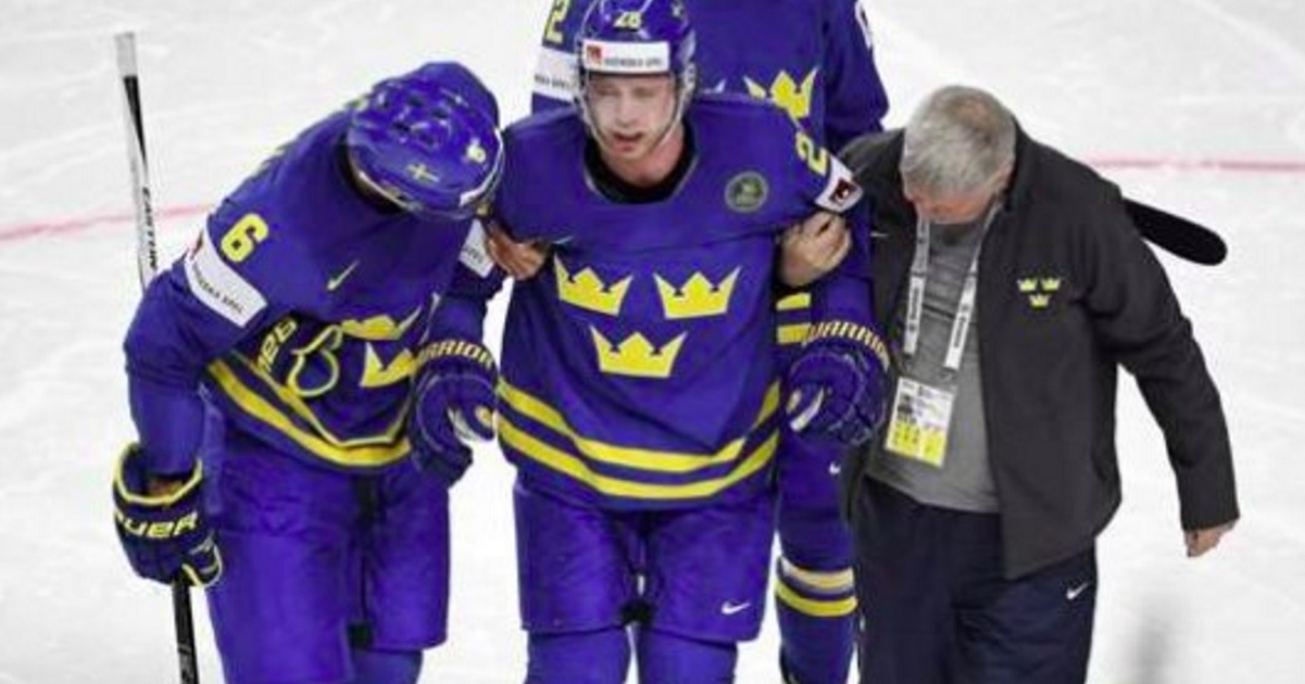 Breaking: 22-year-old NHLer carried off the ice after ugly slash at World Championship.