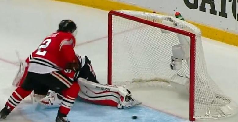 (VIDEO) Duncan Keith pulls puck off the goal line to deny goal.