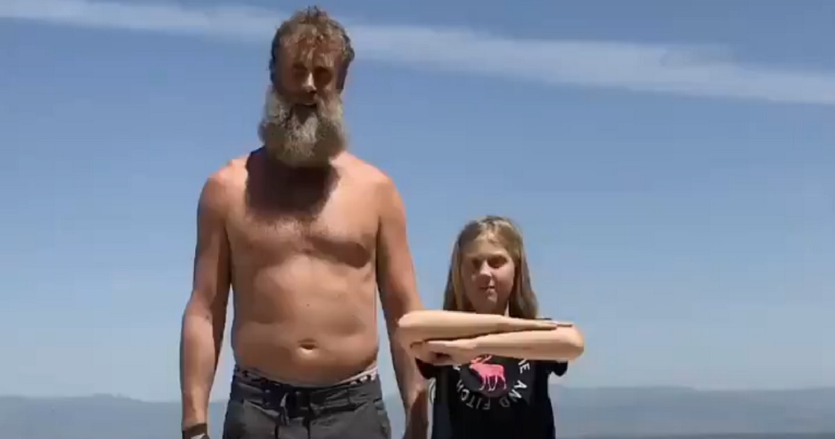 Joe Thornton's daughter makes his beard disappear. 