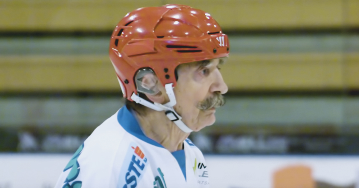 95-year-old hockey player is unbelievable with the puck!​ Jagr's inspiration?