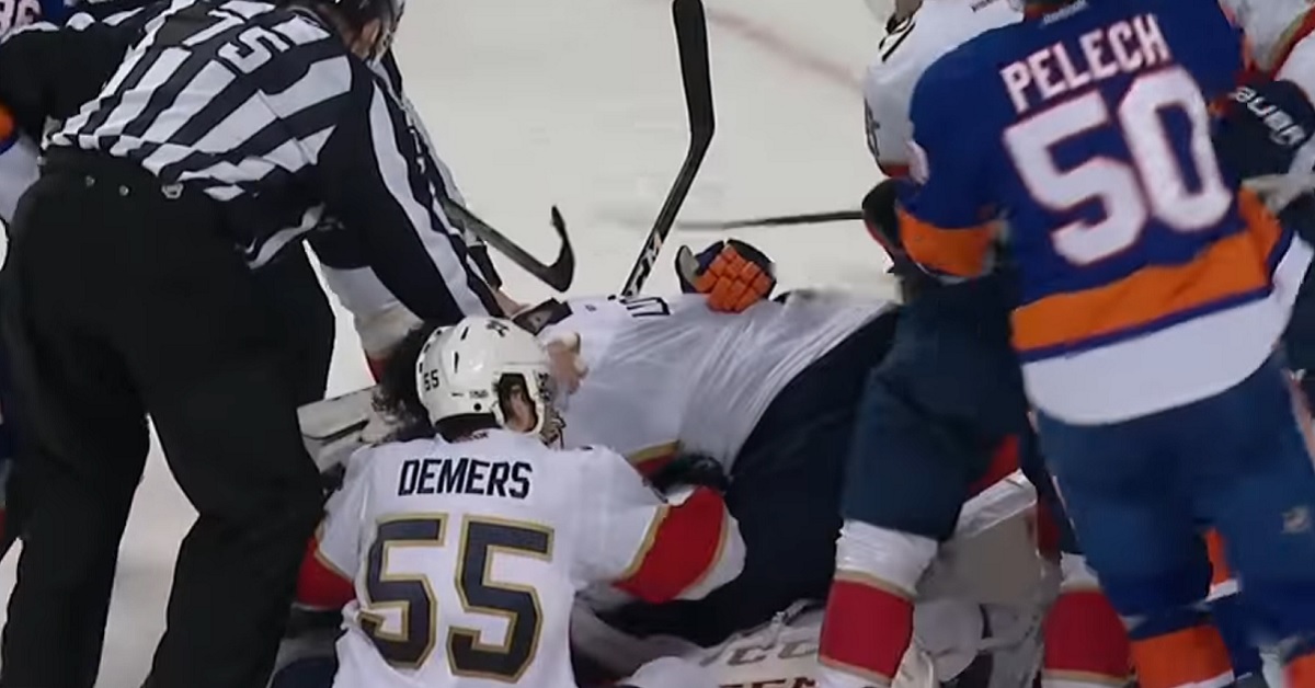 Roberto Luongo loses his cool and goes after Cizikas on Wednesday night!