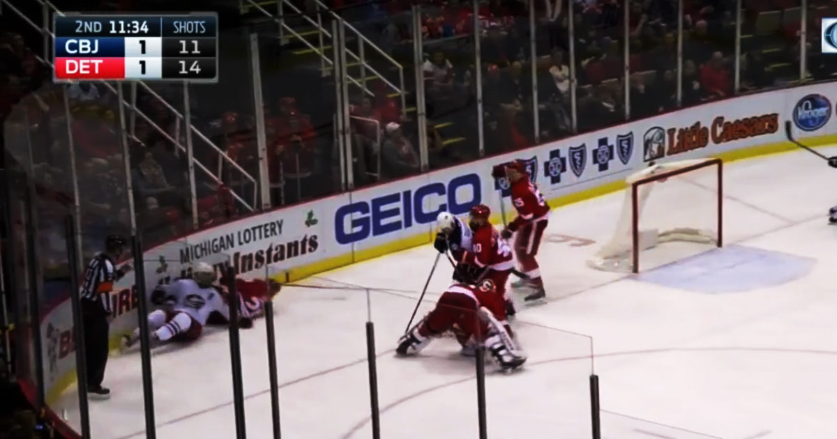Strange moment to say the least as this referee just cost the Wings a goal!